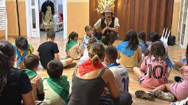 El_Ayuntamiento_acerca_la_lectura_a_los_niños_con_cuentacuentos_en_las_bibliotecas_MJtaYrM